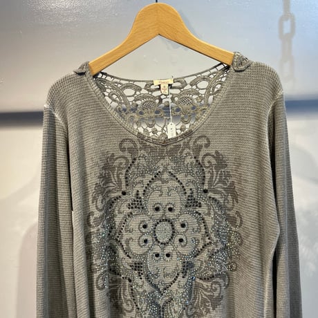 Grunge spangle and lace design thermal tops