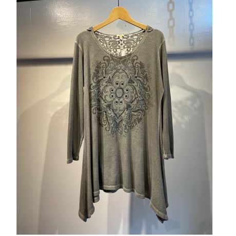 Grunge spangle and lace design thermal tops