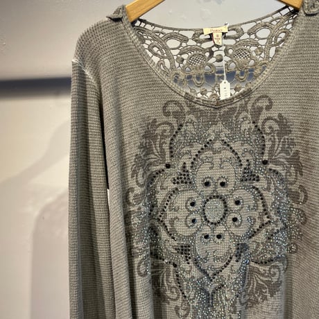 Grunge spangle and lace design thermal tops