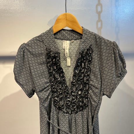 Frill design tops