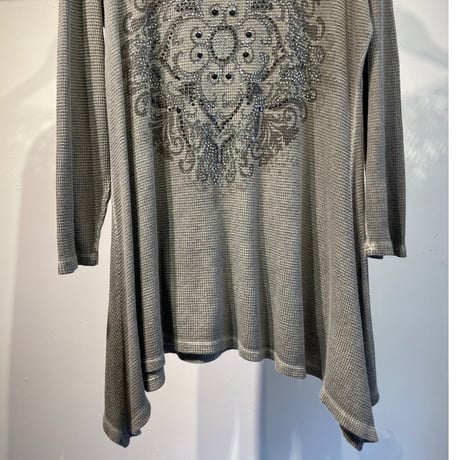 Grunge spangle and lace design thermal tops