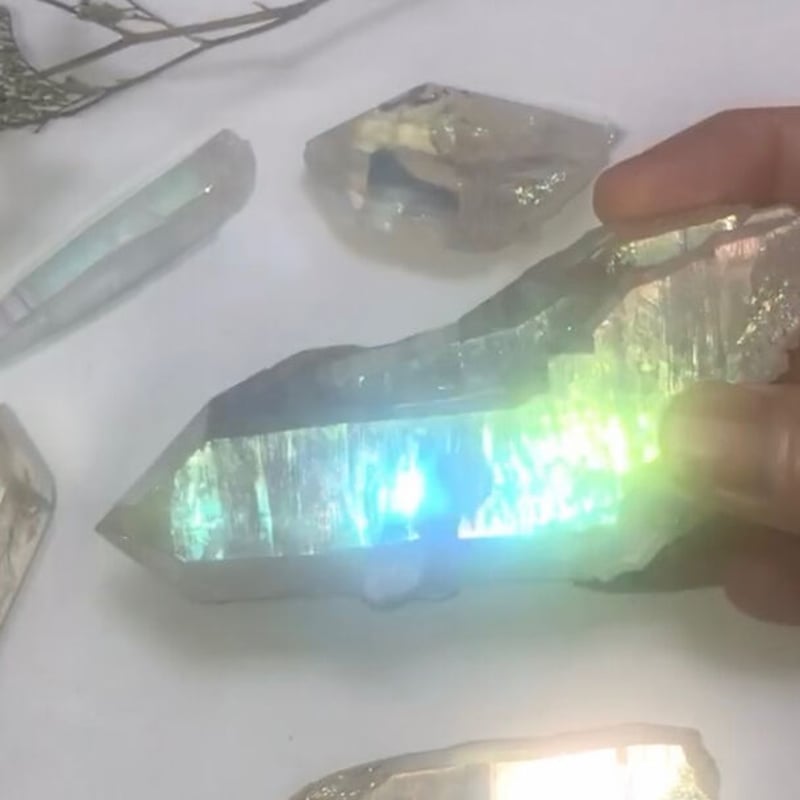 手のひらいっぱいの大きなエンジェルオーラクォーツ | ASTRO BEAUTY
