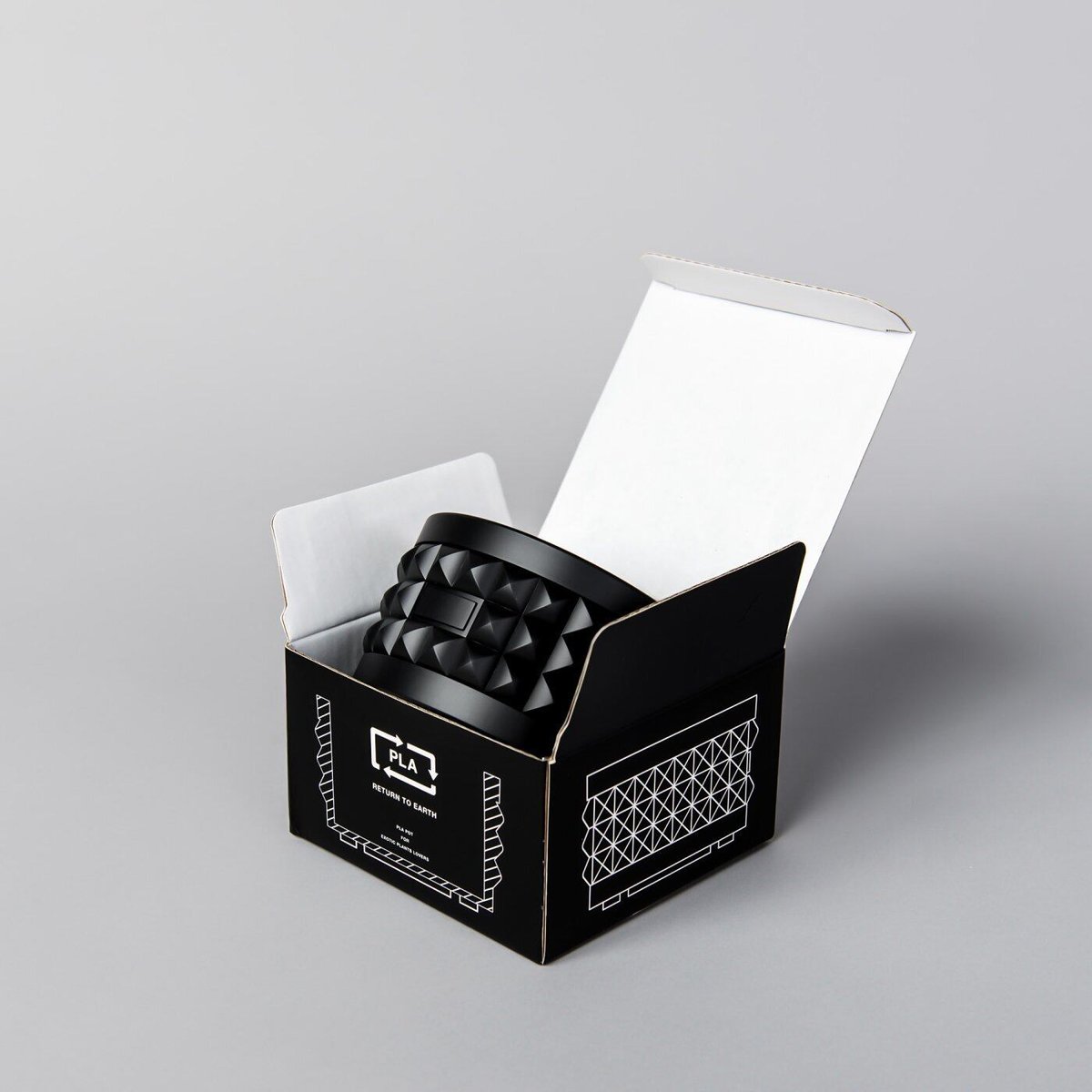 BOTANIZE PLA POT LOW STUDS “Black” | W&Co.