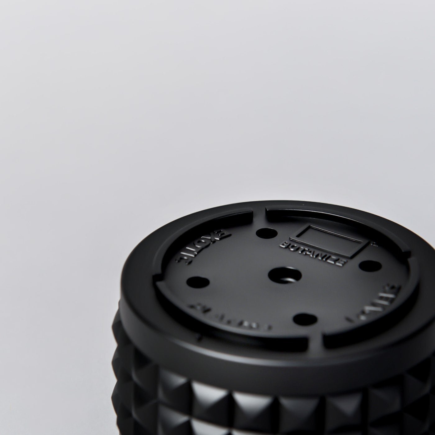 BOTANIZE PLA POT LOW STUDS “Black” | W&Co.