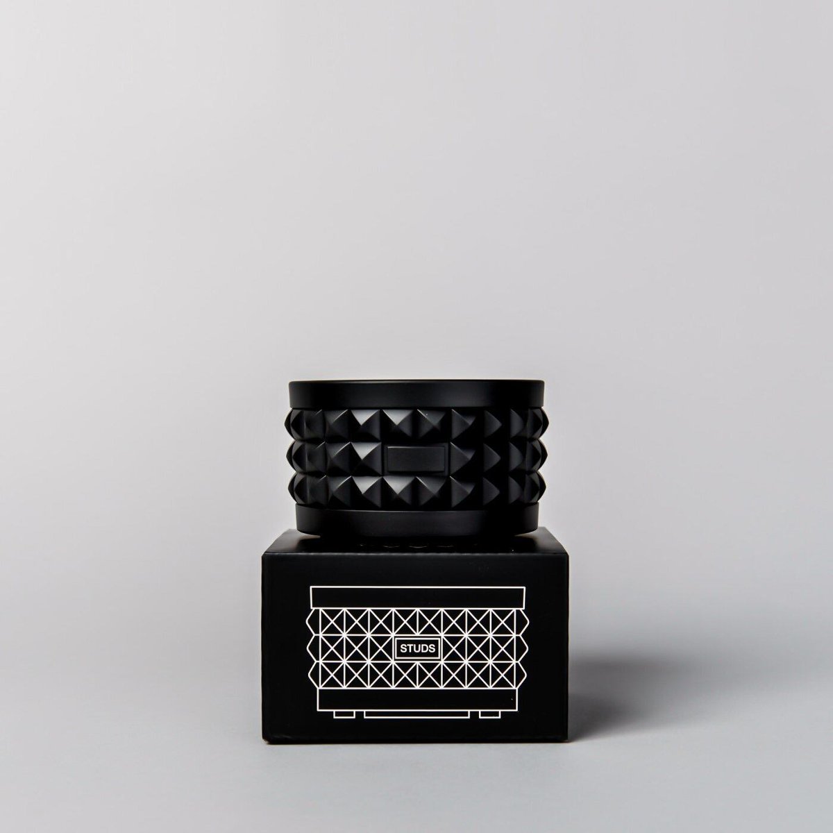 BOTANIZE PLA POT LOW STUDS “Black” | W&Co.