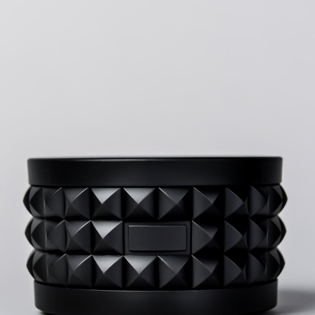 BOTANIZE PLA POT LOW STUDS “Black” | W&Co.