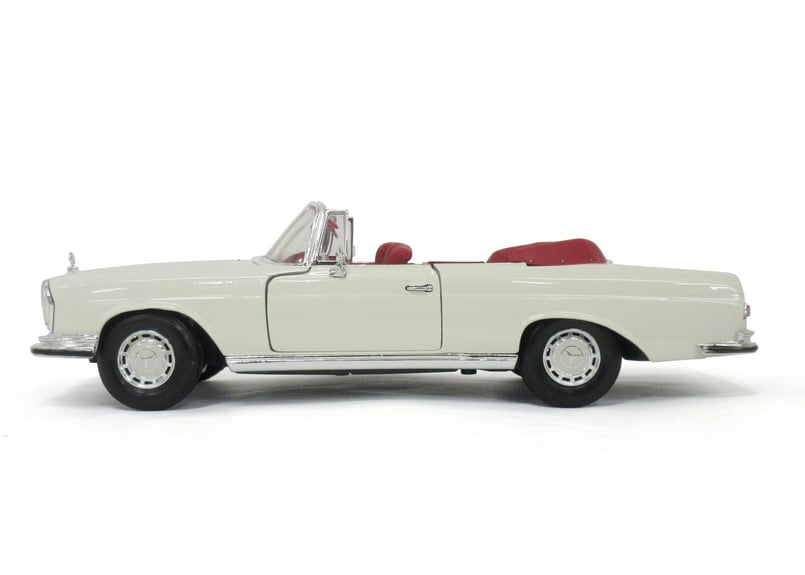 マイスト　メルセデスベンツ280SE Amazon.com: Maisto 1:18 1967 Mercedes-Benz 280SE Cabrio