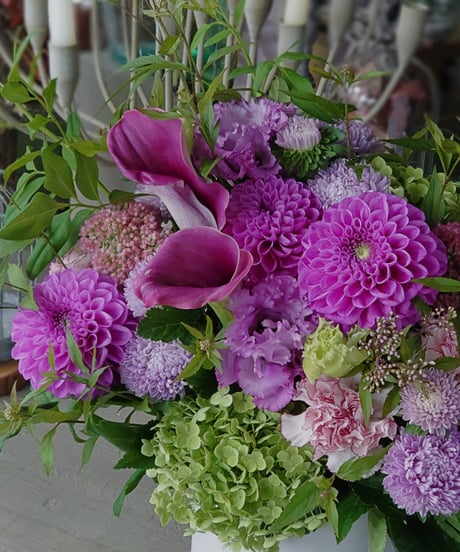 【季節の花のアレンジメント】【生花】15,000円（税込16,500円）～30,000円（税込33,000円）
