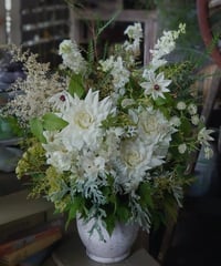 【お供えアレンジメント】【生花】15,000円（税込16,500円）～30,000円（税込33,000円）