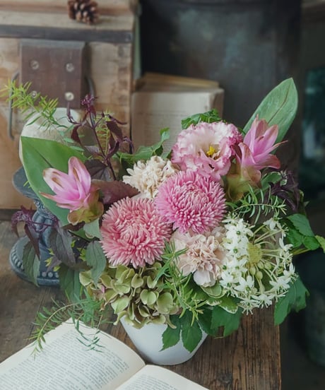 【季節の花のアレンジメント】【生花】15,000円（税込16,500円）～30,000円（税込33,000円）