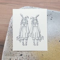 ふたりは双子　姉（左）＆妹（右）