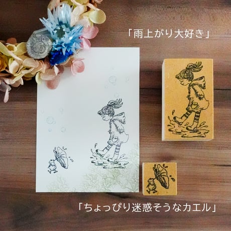 ハスの傘のカエル・ちょっぴり迷惑！！！