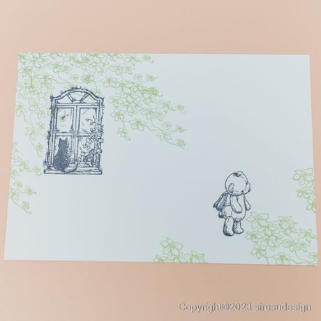 屋根裏部屋の古い窓（アンティークな窓と猫）