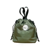 SUSTAINABILITY SHOULDER KINCHAKU BAG KHAKI