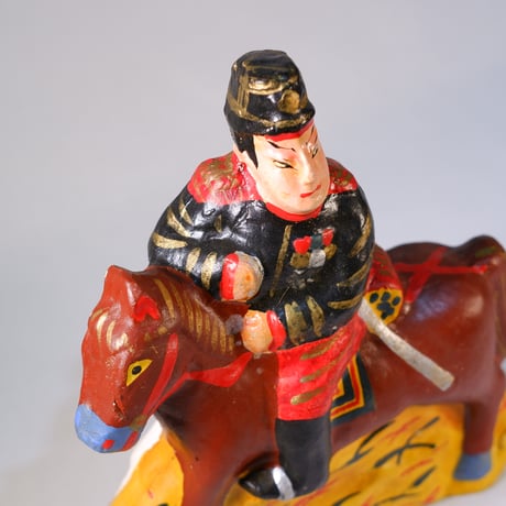 凛々しい将校と馬の人形
