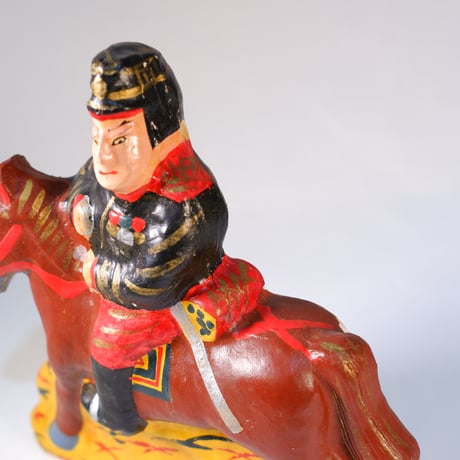 凛々しい将校と馬の人形