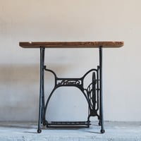 ミシン台のテーブル