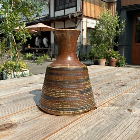 茶色の花器