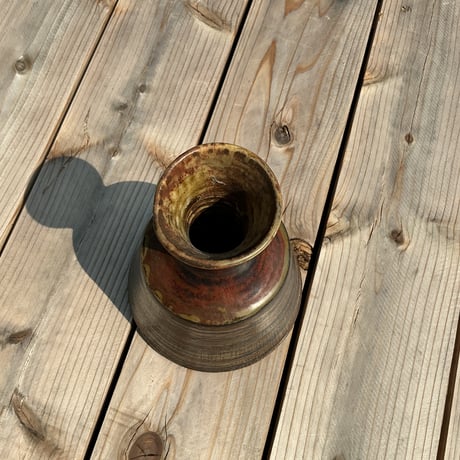 茶色の花器