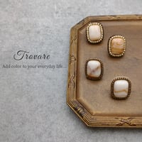 秋冬の耳元を飾るミルクティーピアス