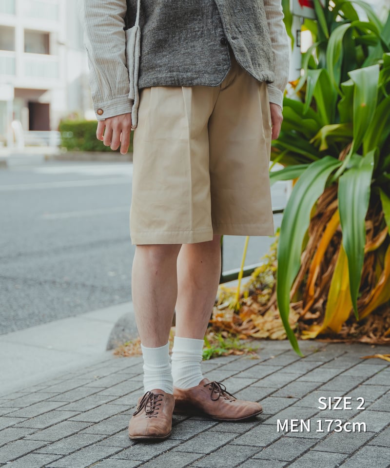 63 Ventile gabardine 2tuck shorts (Beige) | U