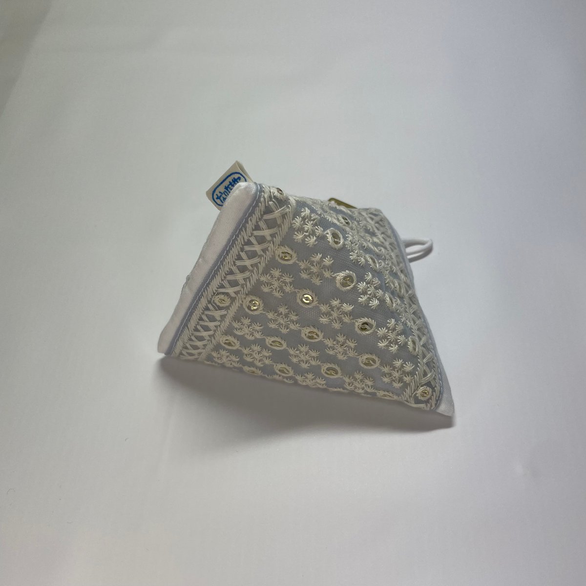 専用　インド刺繍生地　テトラポーチ 送料無料インド刺繍リボンの三角ポーチ(テトラポーチ・手のひら