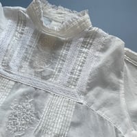 春の花刺繍スタンドネックブラウス