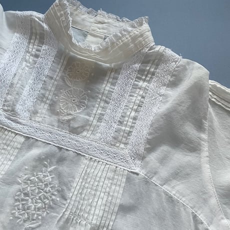 春の花刺繍スタンドネックブラウス