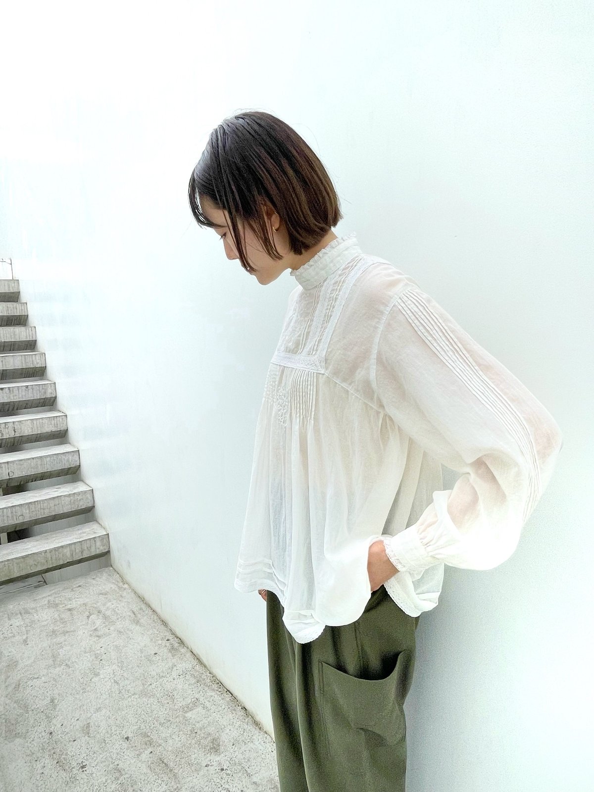 売れ筋商品|||Hints On Moment Everything 春の花刺繍スタンドネックブラウス 春の花刺繍スタンドネックブラウス | Hints On Moment Everything