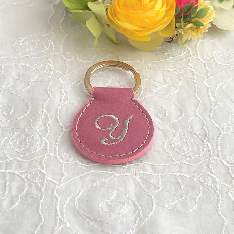 本革＆刺繍】イニシャルキーホルダー☆チェリーピンク色 | and maru