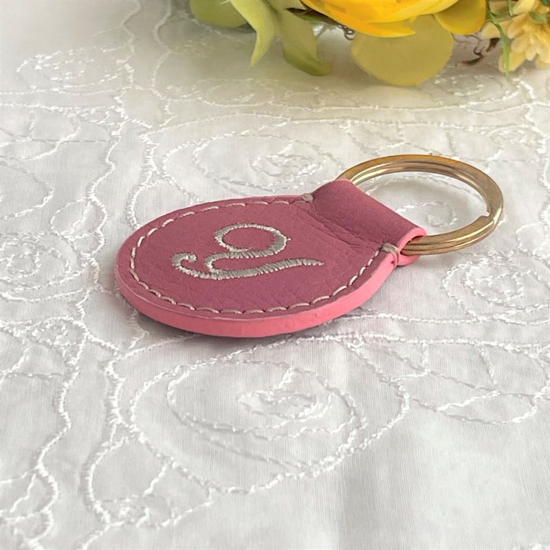 ❇︎ピンク❇︎イニシャルYとバンビちゃんの本革のチャーム　シビラリスシオ 本革＆刺繍】イニシャルキーホルダー☆チェリーピンク色 | and maru