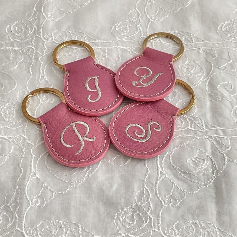 本革＆刺繍】イニシャルキーホルダー☆チェリーピンク色 | and maru