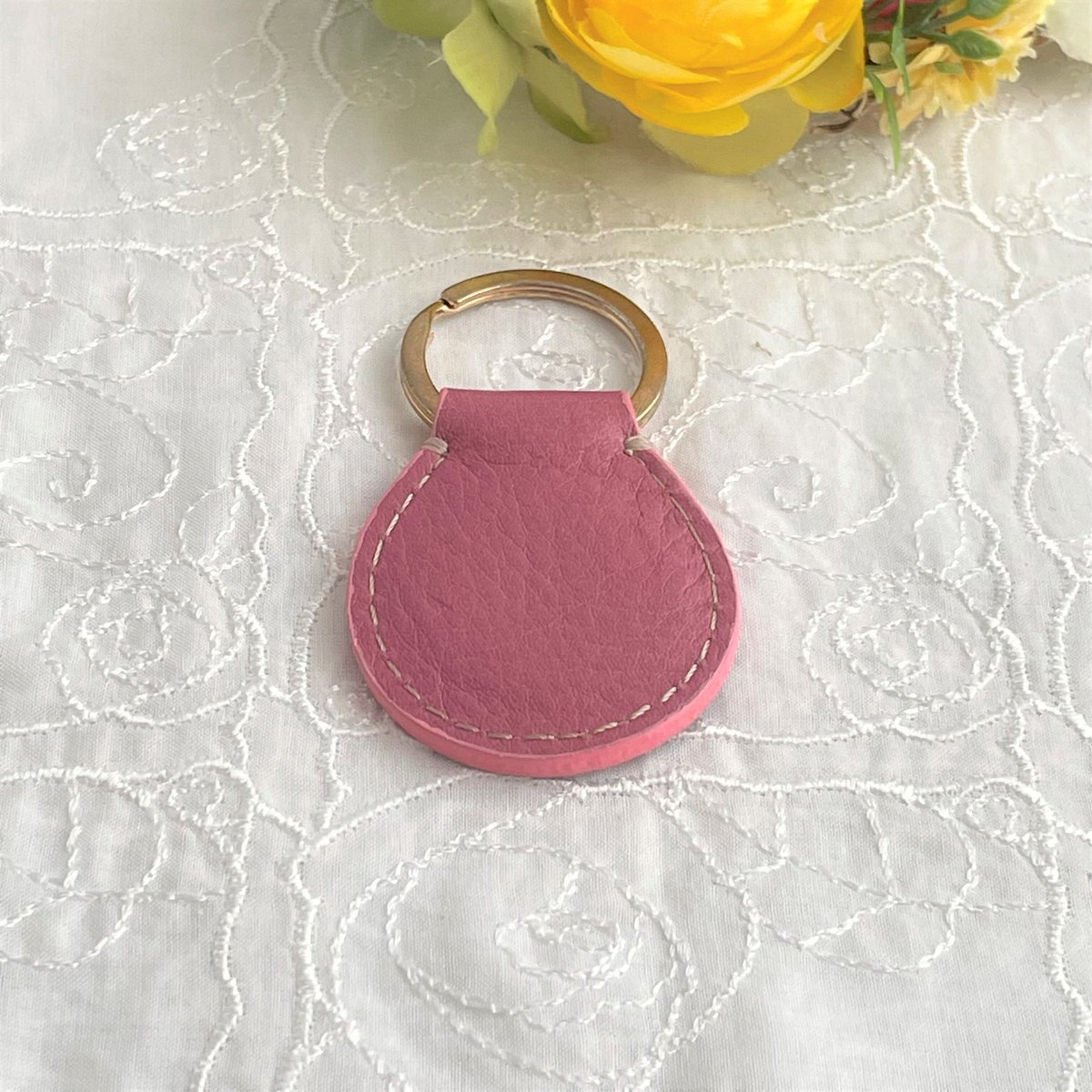 本革＆刺繍】イニシャルキーホルダー☆チェリーピンク色 | and maru