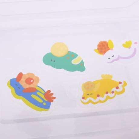 防水クリアステッカー【クッキーを運ぶウミウシ】