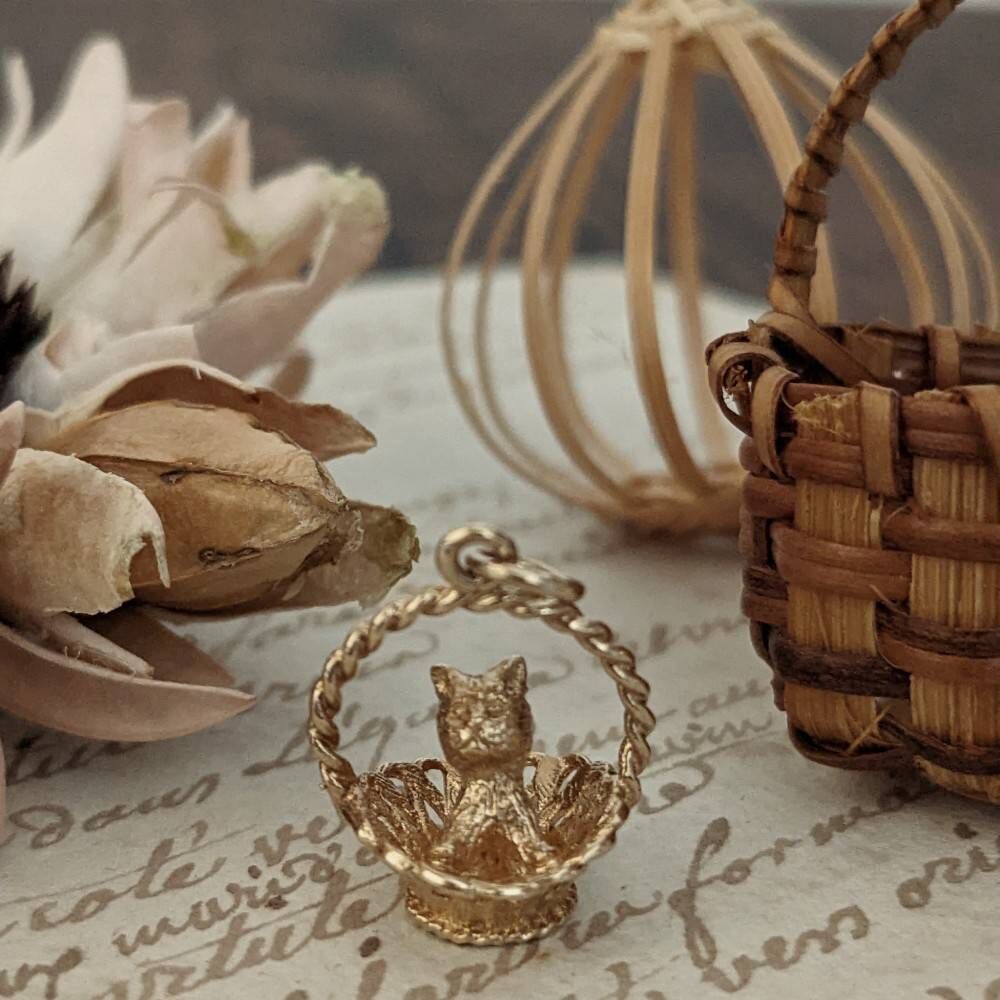 9金 かご入りねこチャーム | vintage fondé ヴィンテージチャーム専門店