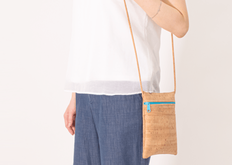 ☆バタースコッチ☆　Be Lively Mini（ビーライブリーミニ）～天然コルクレザーのサコッシュバッグ～