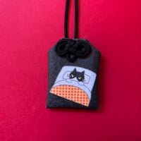 黒ネコハチワレ　果報は寝て待てお守り