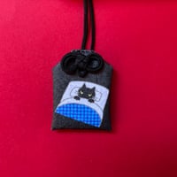 黒ネコ　果報は寝て待てお守り