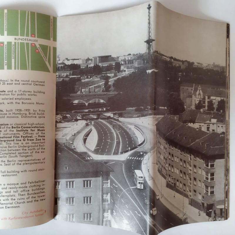 東西分割時代のベルリン観光地図』 観光地派手さ無縁ドイツ的クール