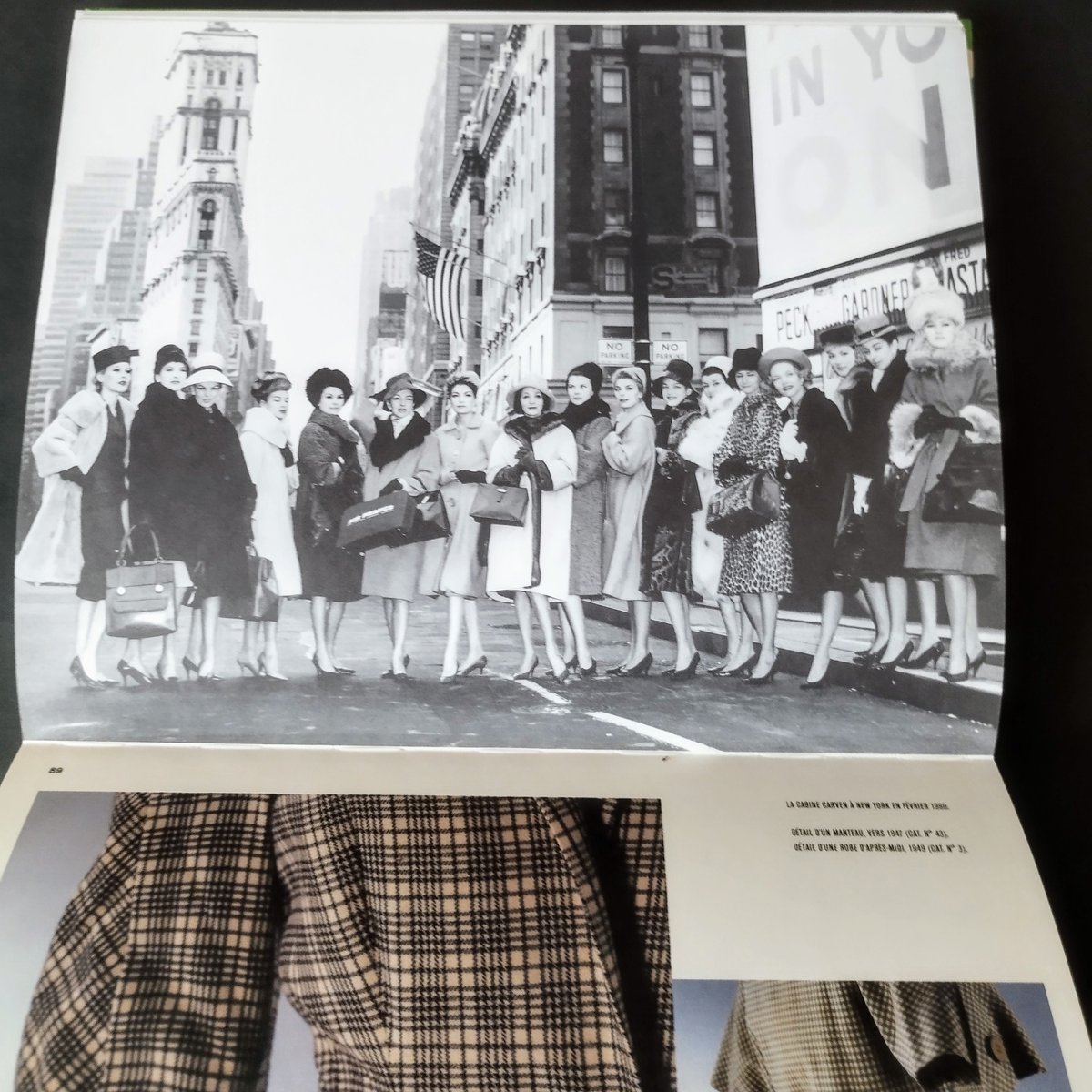 madame carven GRAND COUTURIER】 ポップとシック、まさに書棚に入