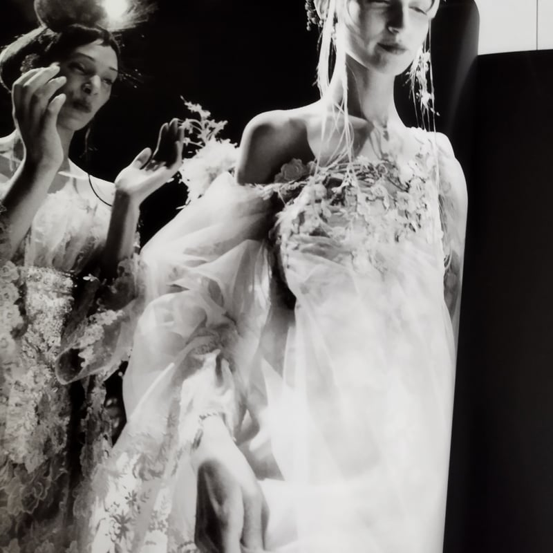 RUNWAY』 LARRY FINK ファッションショーの舞台裏そこから見える
