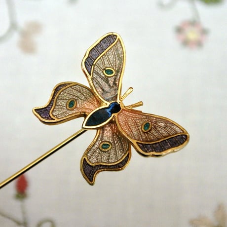 蝶のラペルピン　Butterfly lapel pin / details unknown