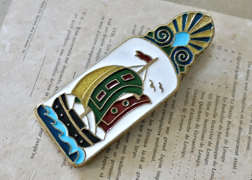 金色の花彫刻プレート フック式クリップ付き 昭和大礼使徽章 金色の花