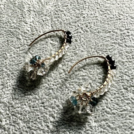 ロンドンブルートパーズ ポンポンピアス