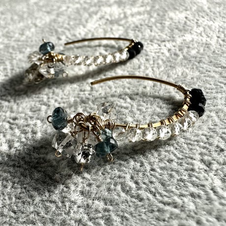 ロンドンブルートパーズ ポンポンピアス