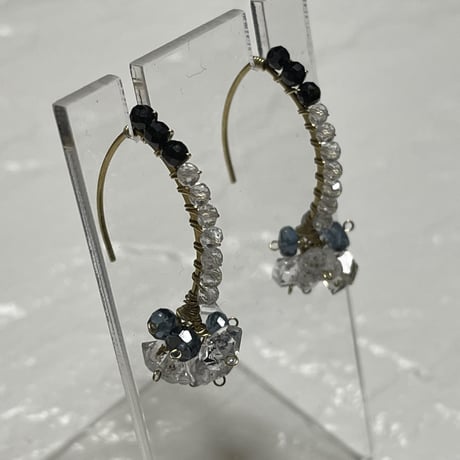 ロンドンブルートパーズ ポンポンピアス