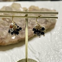 ブラックポンポンピアス