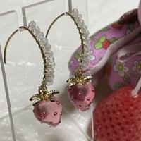 樹脂いちご・レインボームーンストーンピアス