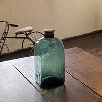 コバルトブルーのケースボトル