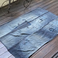 この季節の高い空を思わせるような藍